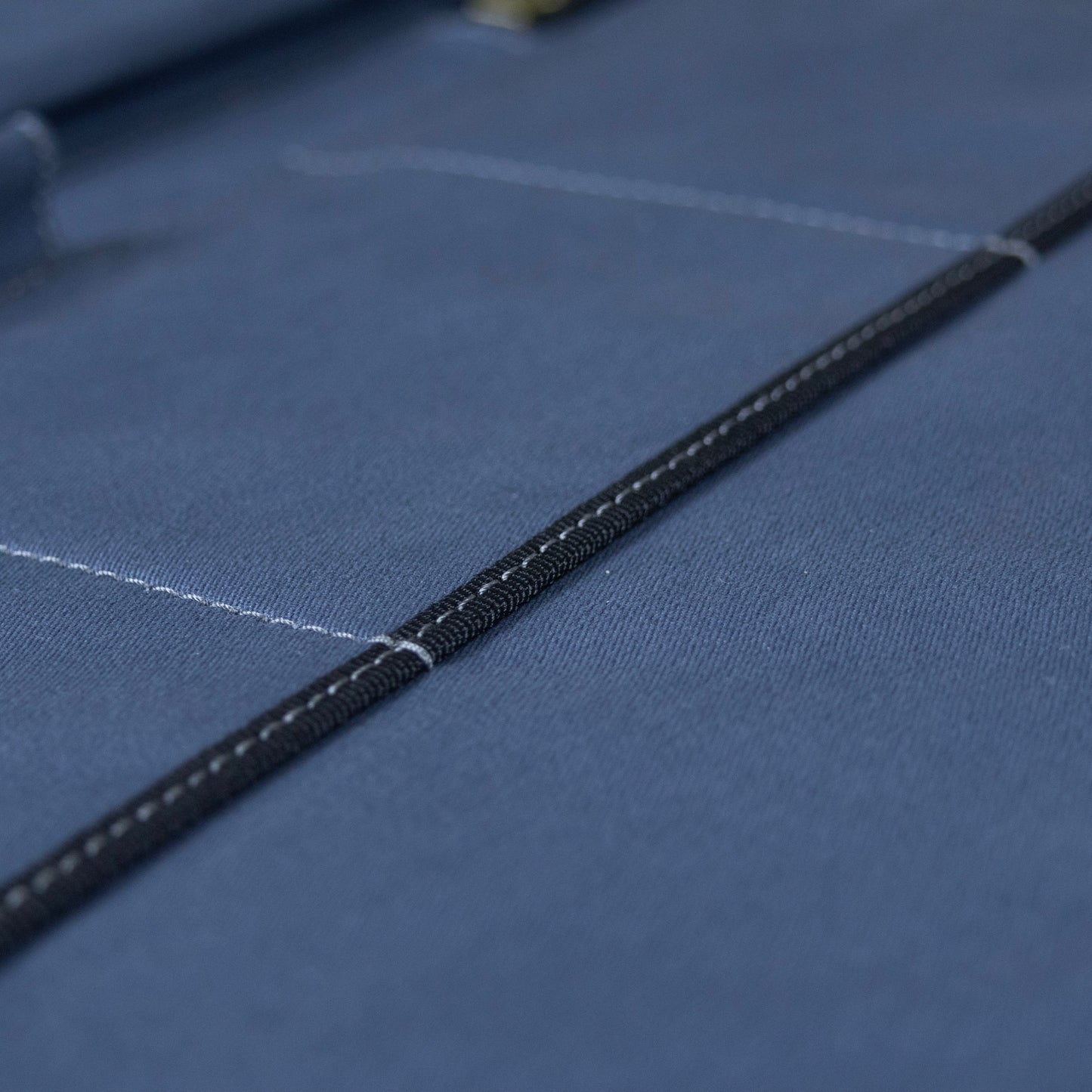 Nylon trimmed edges with grey contrast thread for a superior, refined finish