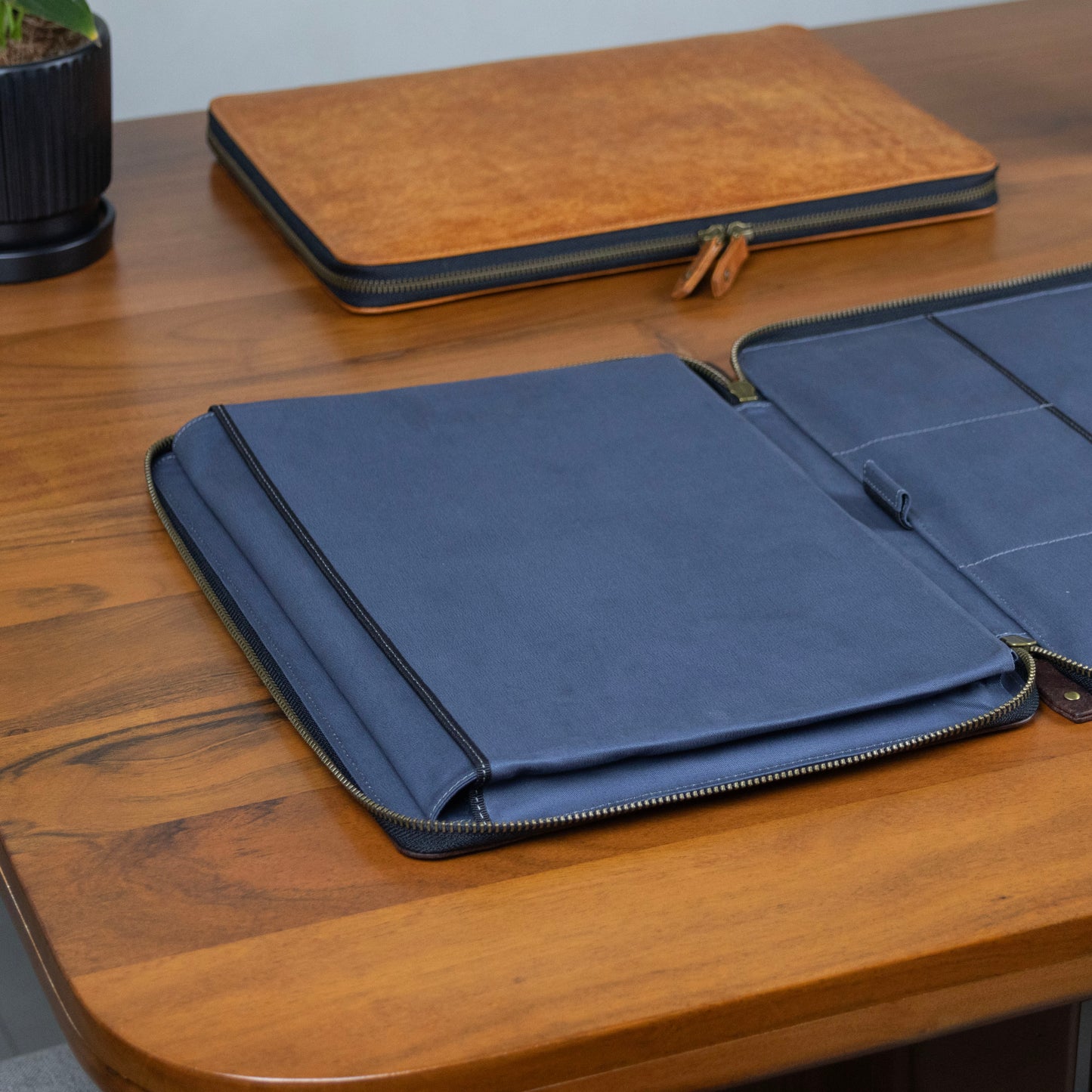 Gusseted Compartment features a flap closure to prevent zipper contact, protecting your laptop from scratches.