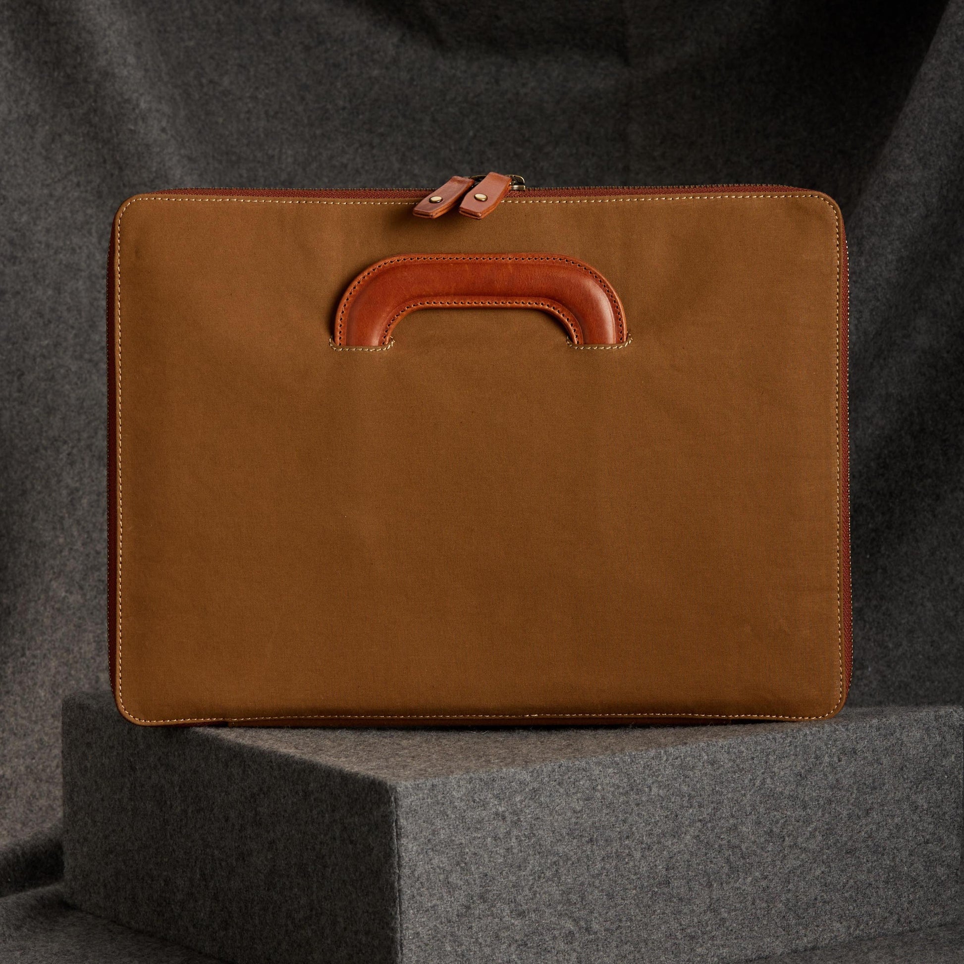 Document folder in canvas with leather accents
