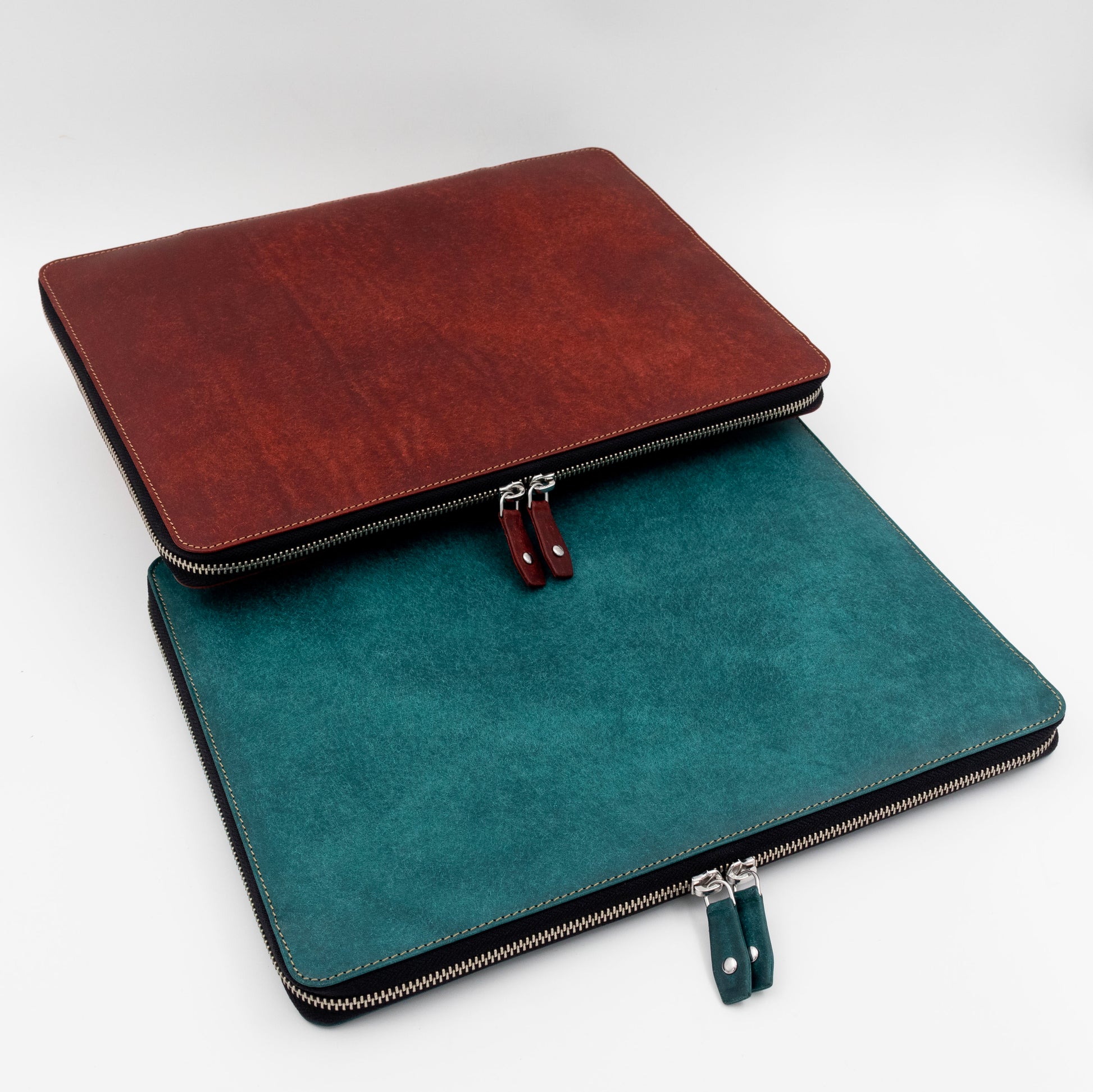 MacBook case with zippers in vegetable tanned leather