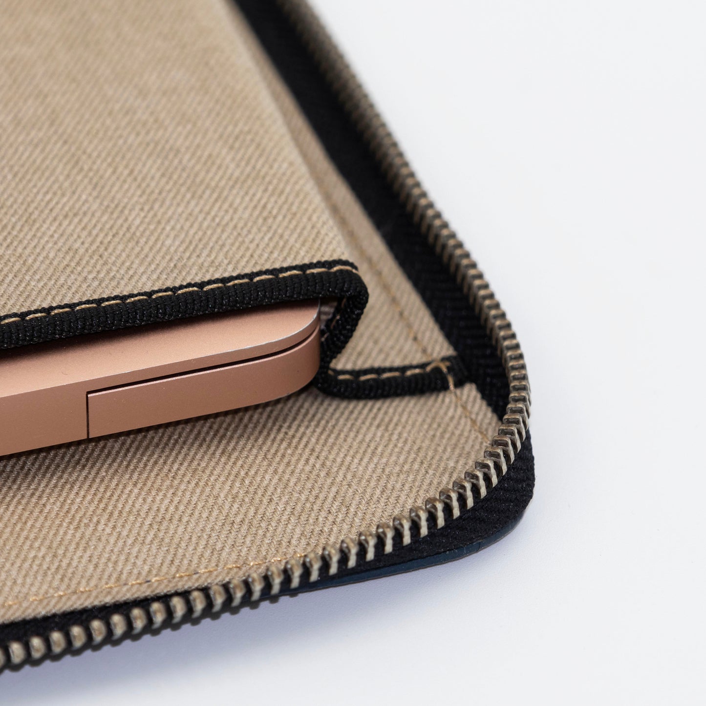  Featuring a gusseted compartment for effortless access. Ensures that zippers never come into contact with your laptop