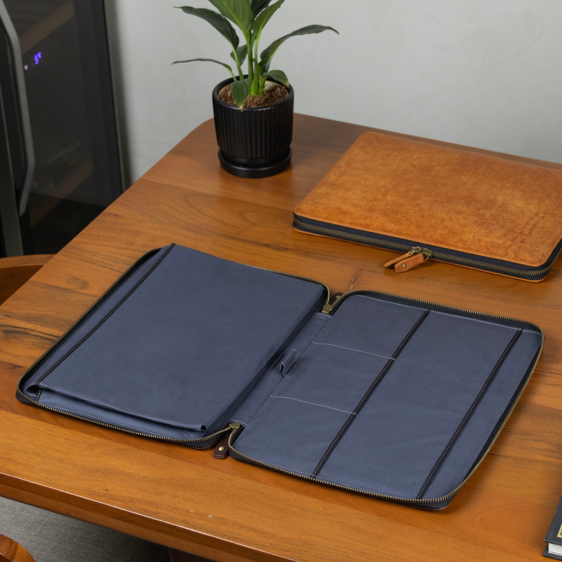  The laptop case features two compartments: a gusseted section for easy laptop access and a flat compartment for documents, making it a stylish, all-in-one folio
