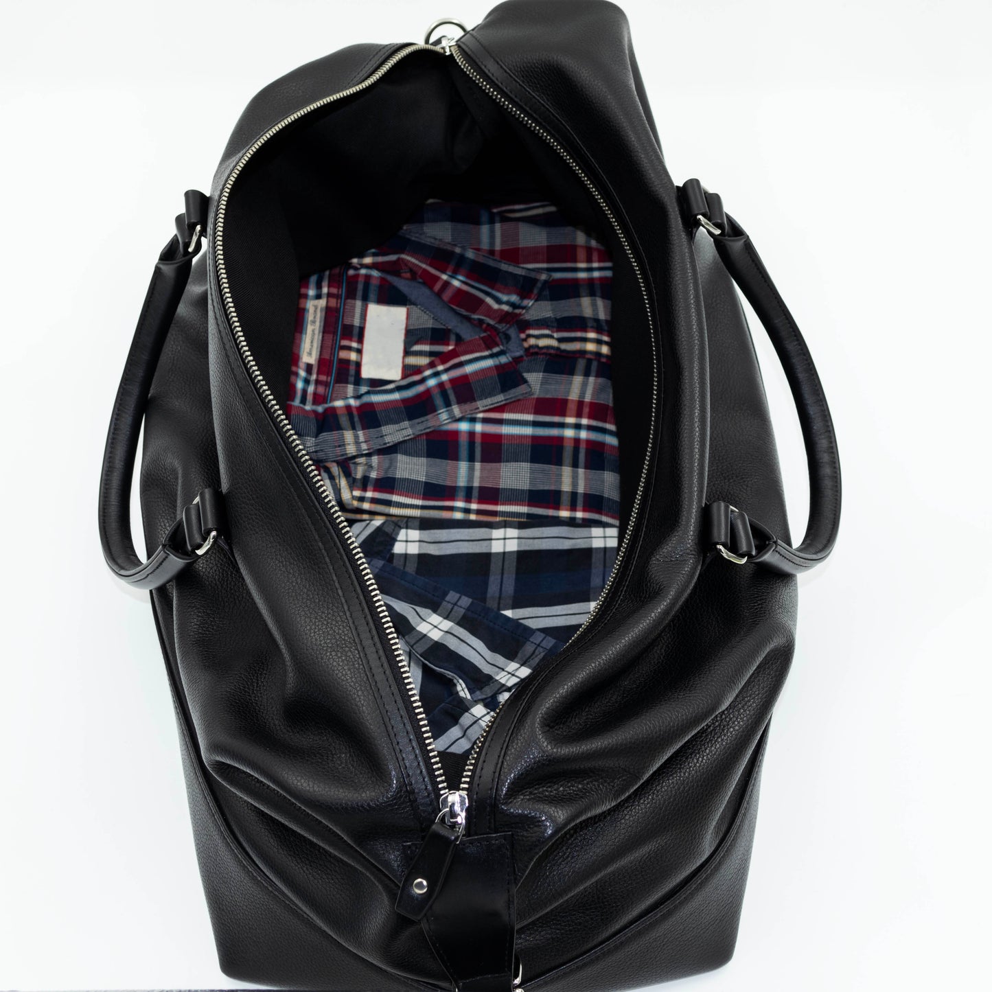 With a 30 litre capacity, the duffle bags unzips to reveal a spacious interior