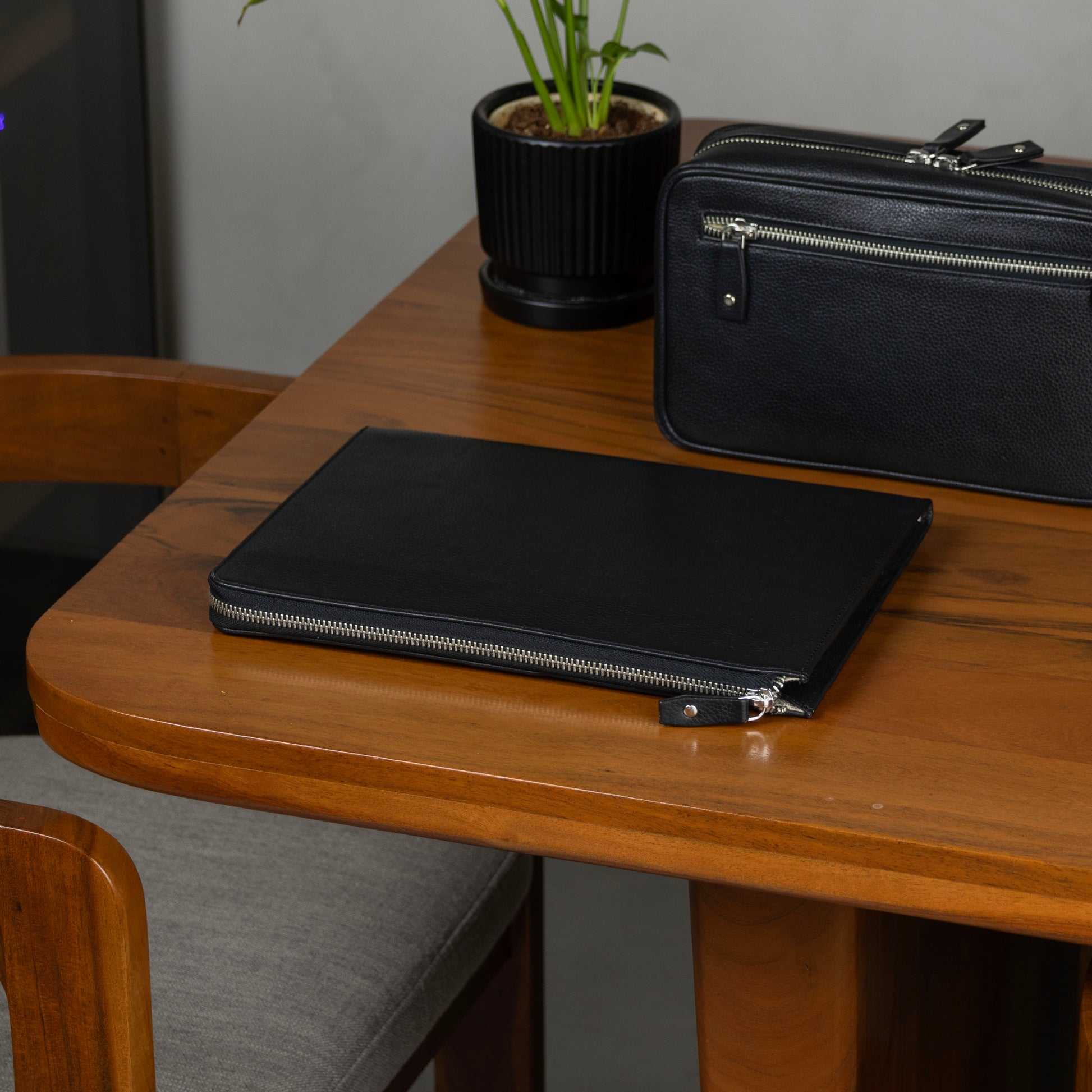 Leather iPad Organizer to carry your iPad Air or Pro. Available in various sizes - for the 11 inch or 13 inch iPad. Zip Around Closure to keep all your essentials secure